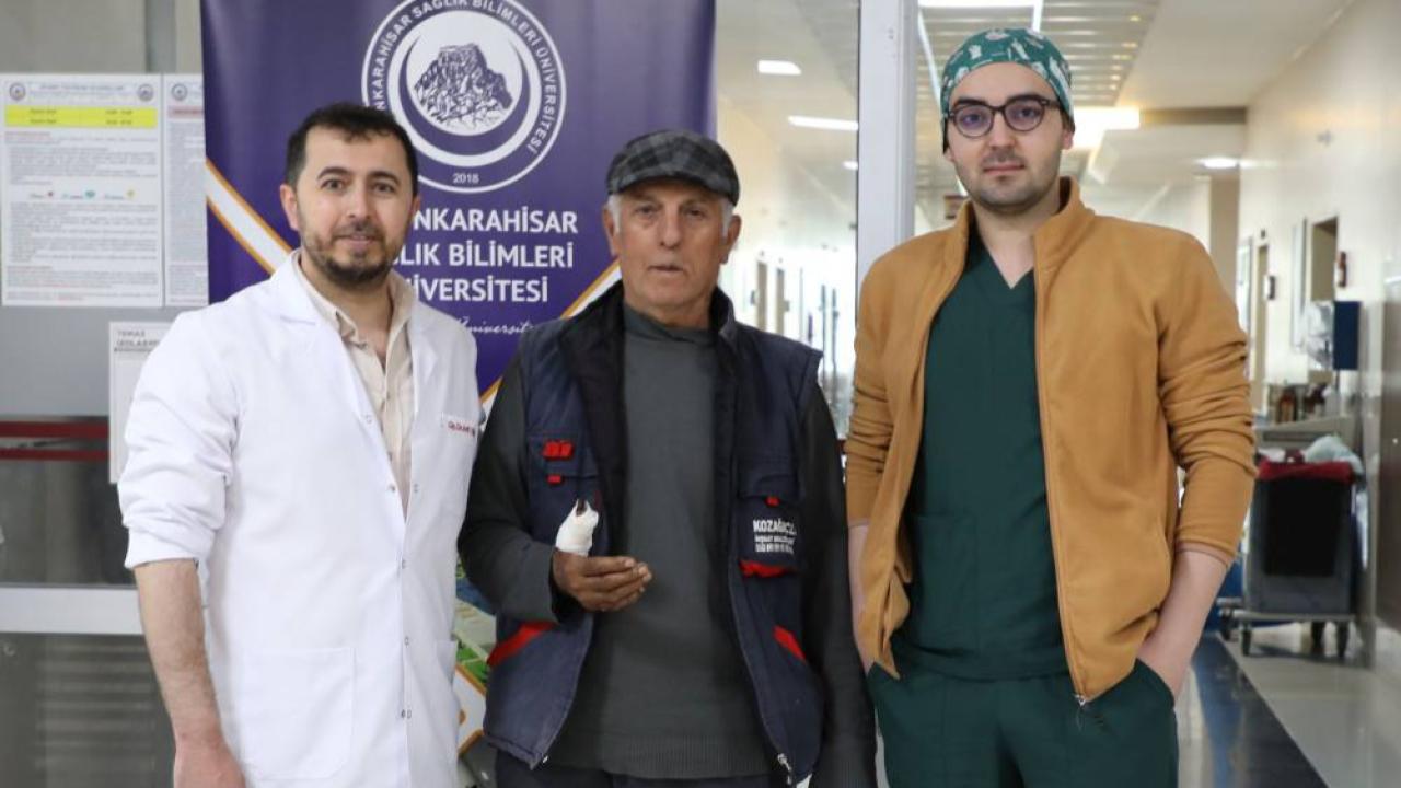 Ağaç Budarken Hayatı Değişti: Kopmak Üzere Olan Parmak AFSÜ’de Kurtarıldı