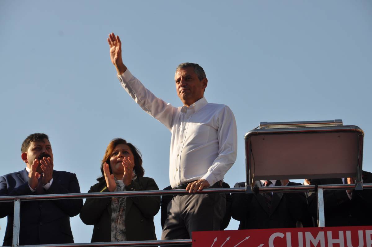 Özgür Özel Afyon Mitinginde Konuştu: “15 Kez Kaybettik Ama Küsmedik, Doğru Adayla Kazandık”