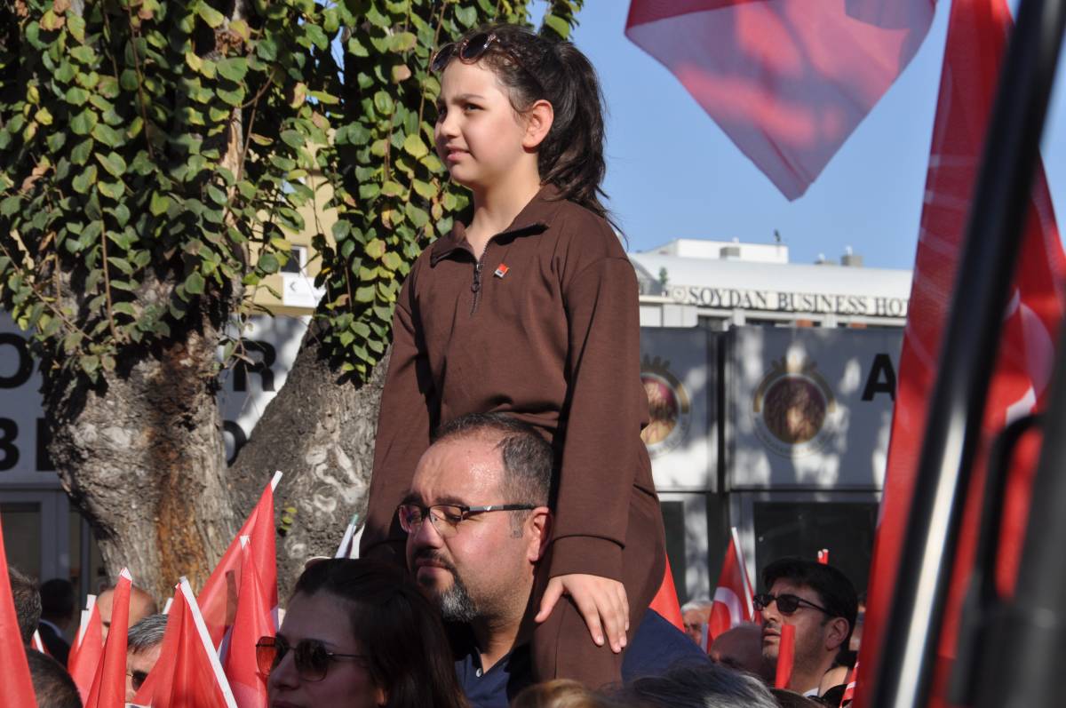 Özgür Özel Afyon Mitinginde Konuştu: “15 Kez Kaybettik Ama Küsmedik, Doğru Adayla Kazandık”